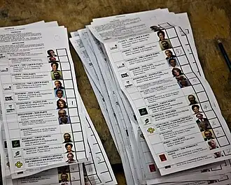 Ierland kent de enkelvoudige overdraagbare stem waarbij de kiezer met getallen aan kan geven naar wie zijn stem moet gaan wanneer een kandidaat niet gekozen wordt.