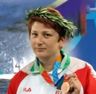 Iryna Jatsjanka met haar in 2004 behaalde olympische medaille, die zij vele jaren later weer moest inleveren.