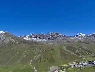 De Irzwände (links) en de Hochalter (rechts) vanuit Kühtai. Geheel links nog de besneeuwde top van de Pirchkogel en de Vordere Grieskogel, geheel rechts de Mugkogel