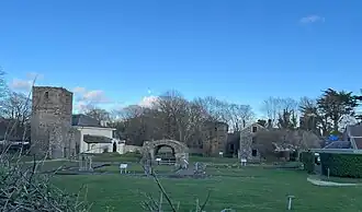 Rushen Abbey uit het noorden gezien met links de toren van de kerk en in het midden het kapittelhuis.