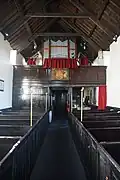 Interieur met westelijke galerij en orgel.