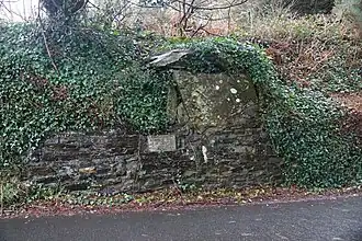 Giant's Grave, ingebouwd aan de wegkant.