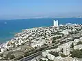 De Bat Galim-wijk met aan zee stranden en het Rambamziekenhuis (de hogere gebouwen)