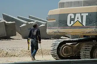 Achterkant van een Caterpillargraafmachine met bedrijfslogo, bij de bouw van de Israëlische Westoeverbarrière