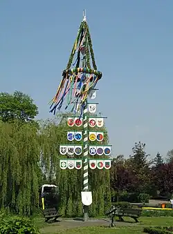 De Ständebaum, in de maand mei versierd met een meikroon