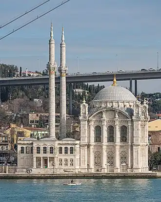 De Ortaköy Moskee met op de achtergrond de Bosporusbrug