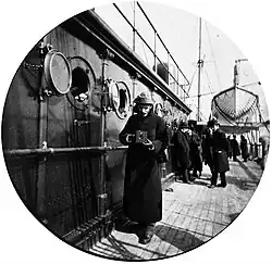 Foto van en met de eerste Kodak