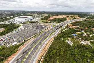 Het stadion Arena Pernambuco aan de hoofdweg BR-408 in de gemeente São Lourenço da Mata