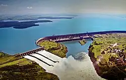 Luchtfoto van Itaipu-elektriciteitscentrale. Het land is een van de 5 grootste producenten van waterkracht ter wereld, met een extreem schone energiematrix