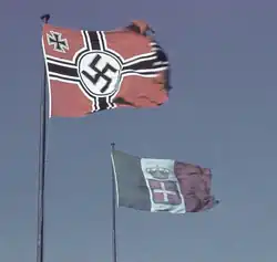 ? Kleurenfoto van de dienstvlag samen met de Reichskriegsflagge van nazi-Duitsland (1943)