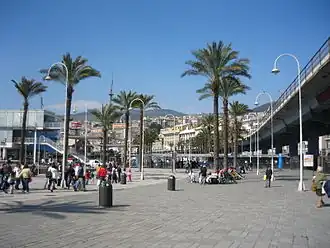 Het tentoonstellingsterrein met aquarium (links) in 2006