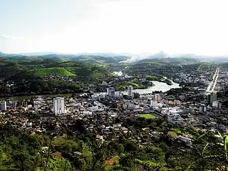 Uitzicht op Itaperuna en de rivier de Muriaé