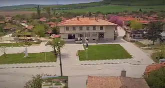 Het centrale plein in het dorp