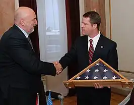 Godmanis (links) begroet de Amerikaanse ambassadeur Chuck Larson, januari 2009