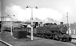 Een kolentrein rijdt in 1962 op weg naar Londen door Iver .