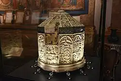 Ivoren reliekschrijn in het museum