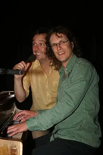 Izak Boom (aan de piano) hier met cabaretier Marcel Harmsen