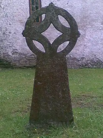 Ringkruis bij de kerk van Peetri