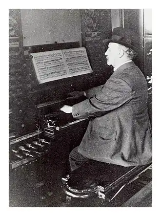 J.H.B. Spaanderman achter het orgel in de St. Jan, Gouda in 1924