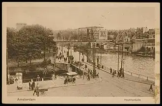 De eerste nieuwe ophaalbrug, tussen 2 juli 1923 en 5 juni 1925 (ruim na 2 juli 1923 aangezien de draaibrug ernaast al is gesloopt, maar ruim voor juni 1925 omdat nog niet begonnen is met de bouw van de tweede ophaalbrug).