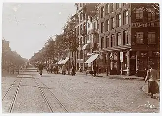 Drierailig spoor op de Rozengracht, het normaalspoor voor de Gemeentetram Amsterdam en het meterspoor voor de tram naar Zandvoort (voor 1914).