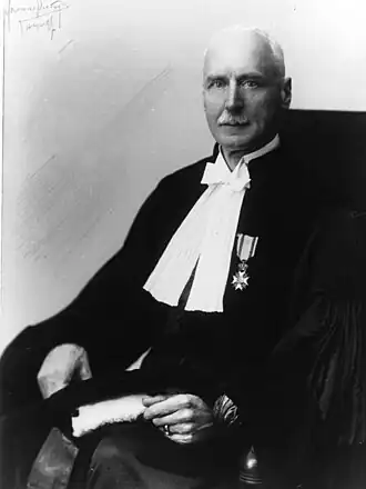 Van Gelein Vitringa in toga door Mathieu Pieters, ca. 1930.