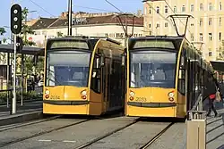 Twee Combino's in Budapest. Deze doen dienst op de lijnen 4 en 6.
