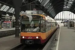 Een tram in het treinstation van Karlsruhe.