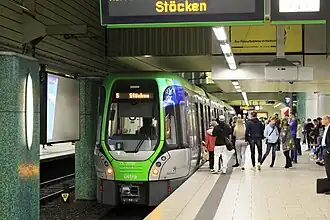 Een Stadtbahn-rijtuig in station Kröpcke