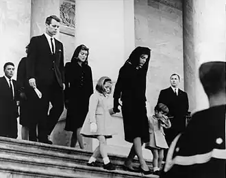 Familie Kennedy in rouwkleding bij de begrafenis van de Amerikaanse president John F. Kennedy (1963)