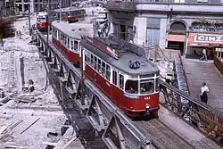 Trams uit de Kärntnerstraße rijden in 1970 via een hulpbrug over de bouwput van de U2