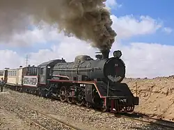 Extra trein in station Faraifa getrokken door locomotief 82, gebouwd in 1959 in Japan.