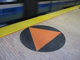 Cirkelvormig motief in de vloerbekleding van het metrostation Jolicoeur in Montréal