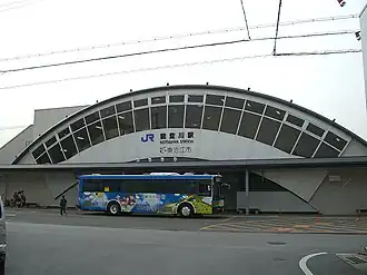 De oostingang van het station