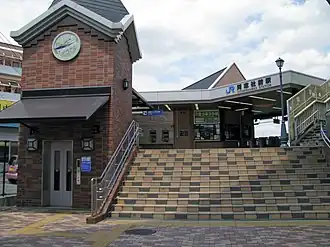 De voorkant van het station, gebouwd in dezelfde stijl als de Dōshisha universiteit.