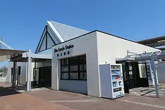 Het busstation met op de achtergrond het stationsgebouw.