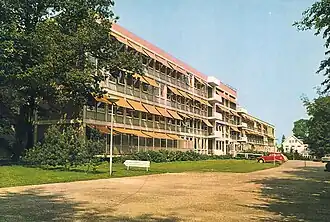 Julianaziekenhuis Veenendaal omstreeks 1975 met op de achtergrond Villa Bergzicht