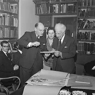 Van Nouhuys (rechts) in 1962