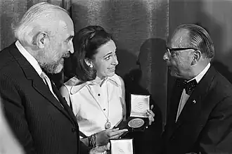 Snijders wint Toneelprijs Den Haag in 1969 (links op de foto Hans Tiemeijer)