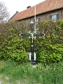 Wegkruis met houten corpus, schuin t.o. de Etzenraderhof