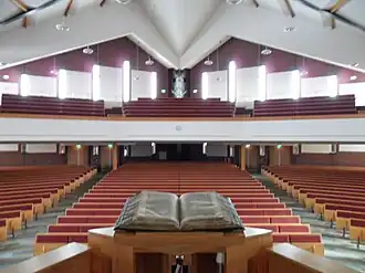 Zicht op de kerkzaal vanaf de kansel