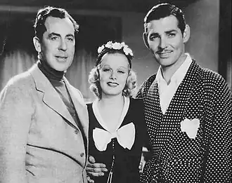 Jack Conway (l) met Jean Harlow en Clark Gable