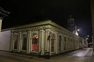 Jacob- en Annagasthuis bij avond