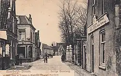 Het voormalige raadhuis aan de Heilige Geestweg, nog in oude staat, maar niet meer in gebruik, links op de foto, 1907