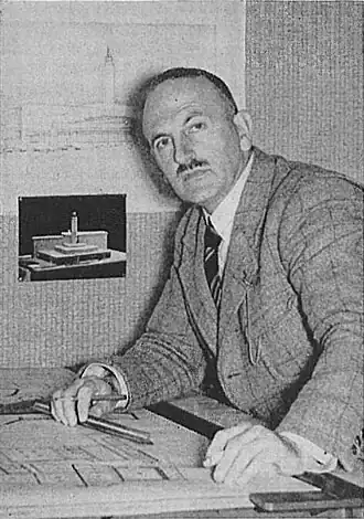 Jacob Henderikus van der Veen poserend met zijn winnende ontwerp voor de nieuwe NCRV studio te Hilversum.