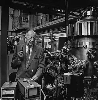 Oprichter Jaap Kistemaker (1917-2010) bij een opstelling met vacuümpompen, publicatie 2011.