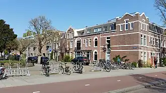 Oostelijke gevelwand met links nieuwbouw (april 2019)