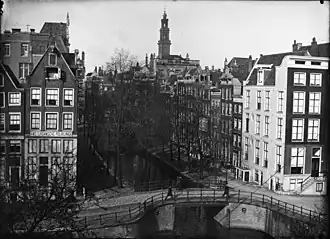 Warmoesgracht 10-26 (v.r.n.l., rechts) (na 1895 Raadhuisstraat). Gezien van Singel naar Herengracht met links hoekhuis Singel 242 en rechts hoekhus Singel 240; 1894.