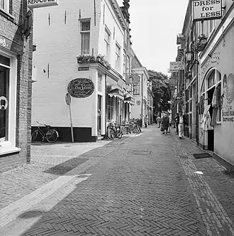 De Jacobijnestraat kijkend naar het oosten, met links de Nobletstraat