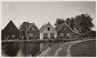 De drie rechter huisjes in 1922 De situatie is sindsdien nauwelijks gewijzigd.
